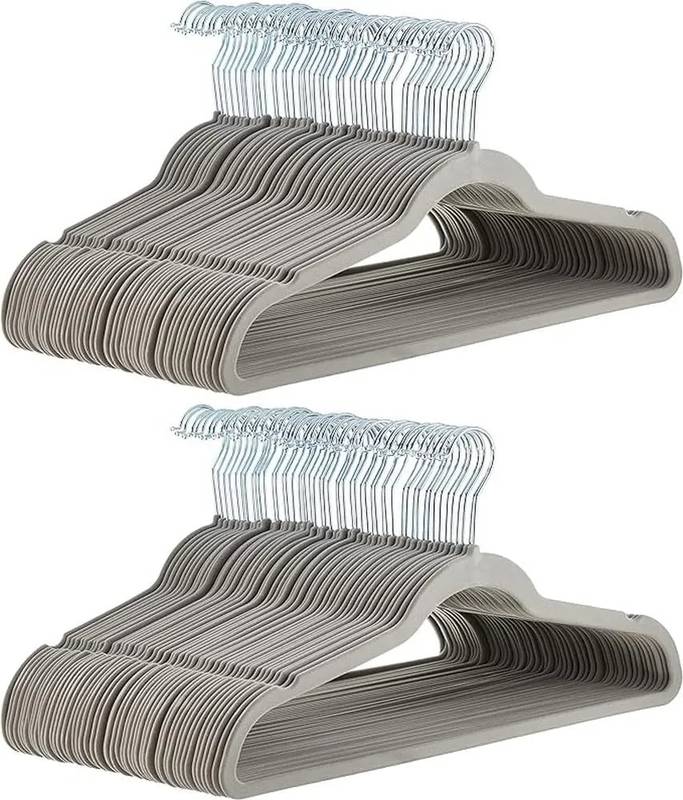 Pack de 100 perchas de terciopelo Amazon Basics en color gris