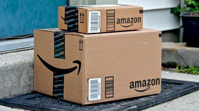 Paquetes de Amazon Prime entregados en la puerta de casa